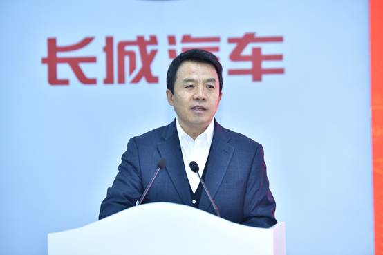說明: 穿著西裝筆挺的男子與配字  描述已自動生成