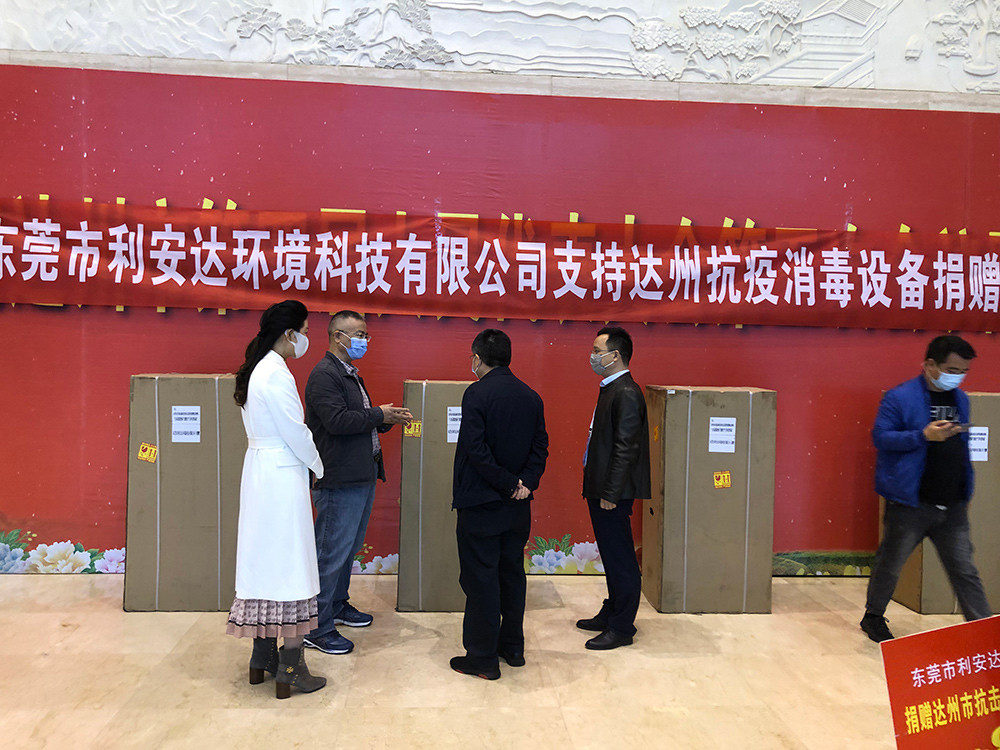歐祖華向-工作人員介紹空氣消毒機.jpg
