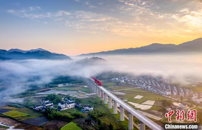 資料圖：安徽高鐵黃金旅游線路——池黃高鐵穿云破霧風(fēng)景如畫?！±詈推?攝