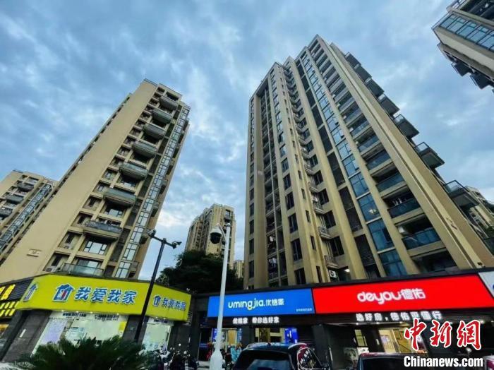 資料圖：多家房地產(chǎn)中介。 蘇婷 攝