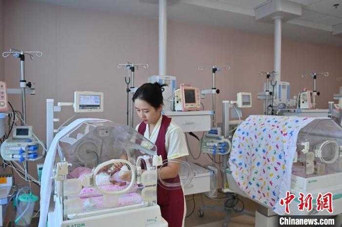 為了照顧好這些體質(zhì)脆弱的新生兒、早產(chǎn)兒，護士們必須具備敏銳的觀察力和精湛的技術(shù)以及高度的責(zé)任心。　張瑤 攝