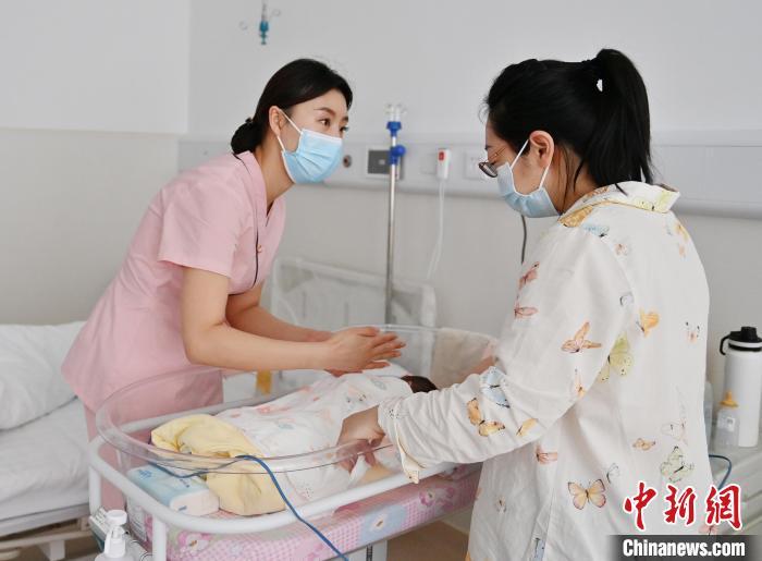 該院還設(shè)立了家庭化護理病房。利用寶寶出院前的一段時間，護士們會手把手指導(dǎo)“新手”家長科學(xué)喂養(yǎng)?！埇?攝