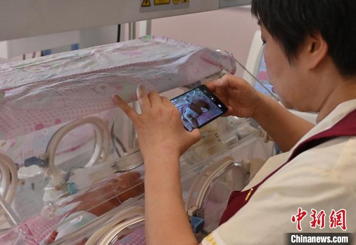 護士長高玉先說，他們每天都會利用業(yè)余時間給寶寶們的家長拍一段視頻，介紹孩子的情況，讓家長安心。　張瑤 攝